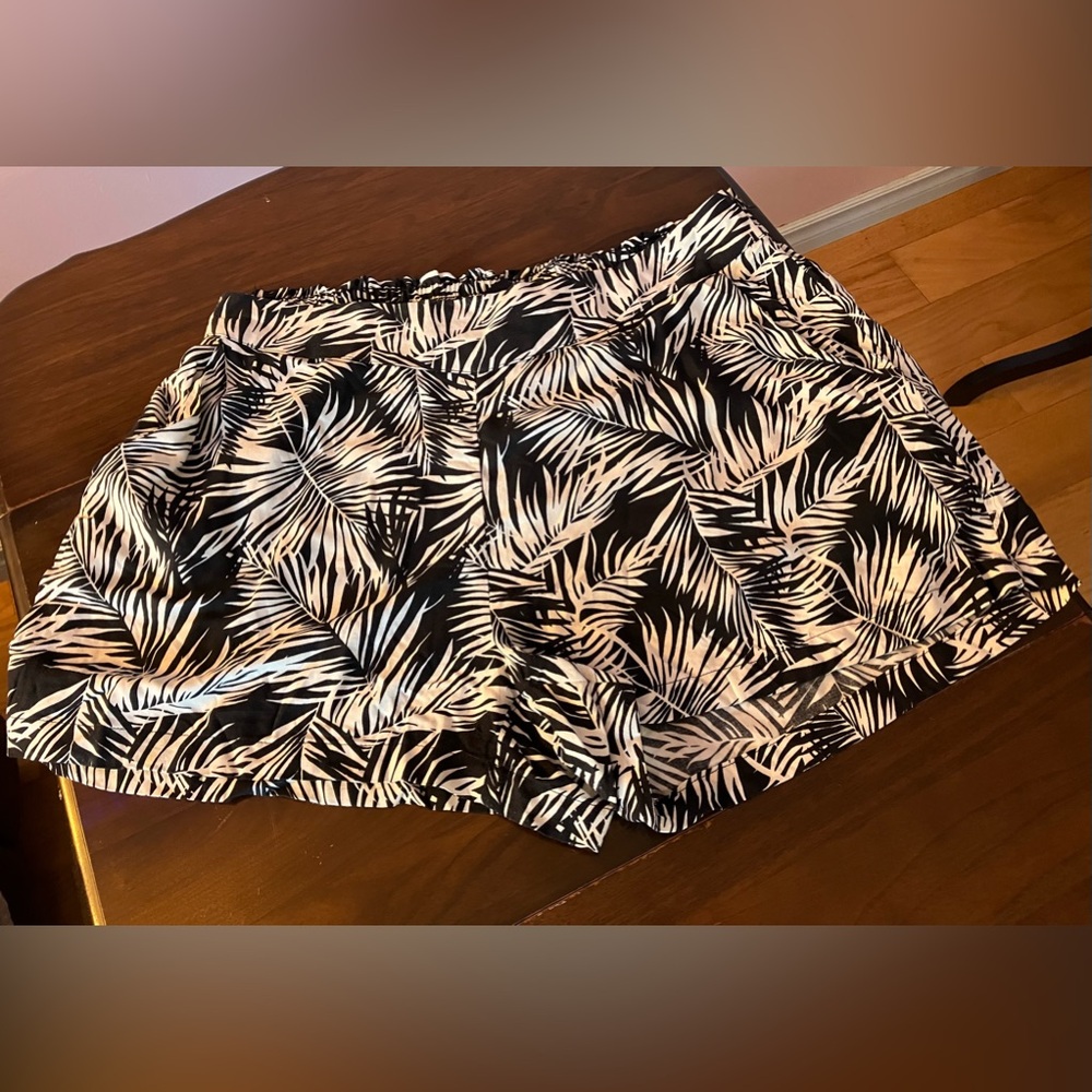 H&M Black & white patterned shorts Size 12 - Picture 1 of 4